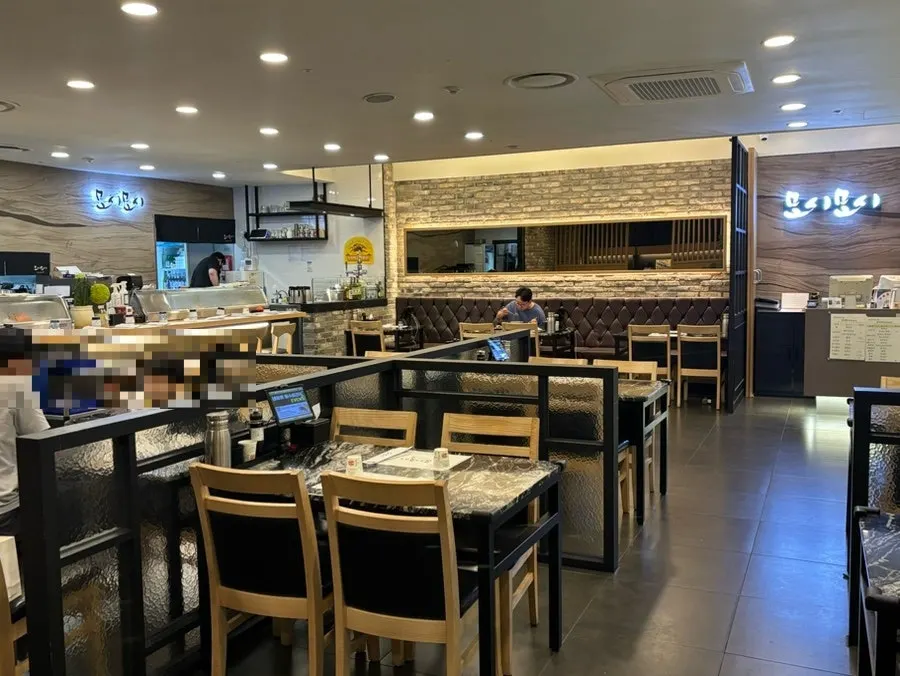 Sign showing Moshi Moshi Sushi's set menus