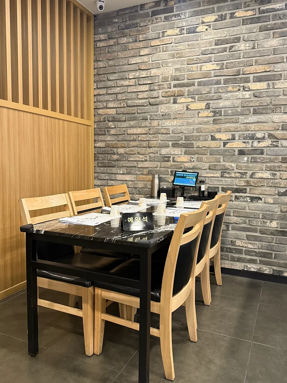 Hall table seating at Moshi Moshi Sushi Dongnae branch