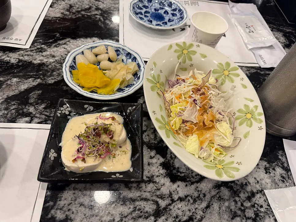Basic table setting served with Set 3