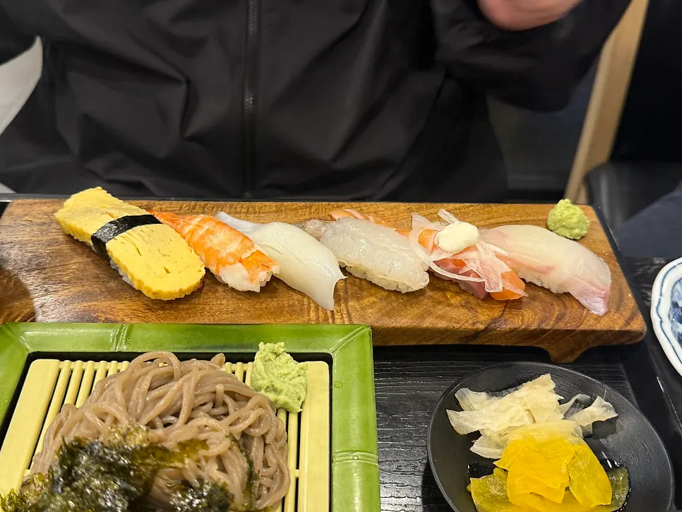 Mobaesoba sushi set with soba noodles and 6 pieces of sushi