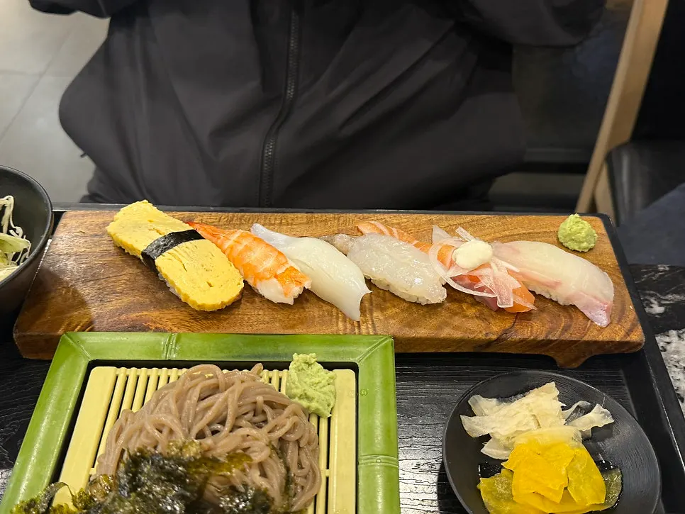 6 pieces of sushi included in the mobaesoba sushi set