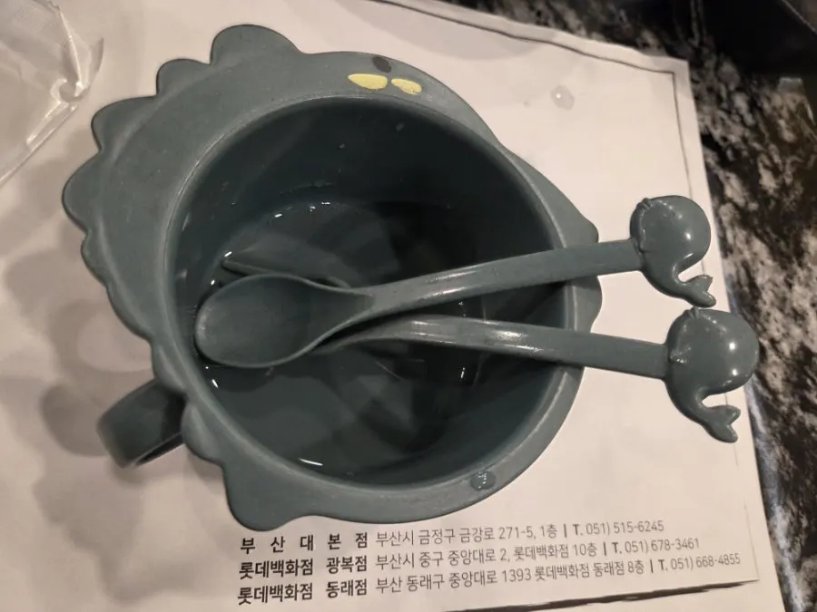 유아의자와 유아식기가 놓인 테이블