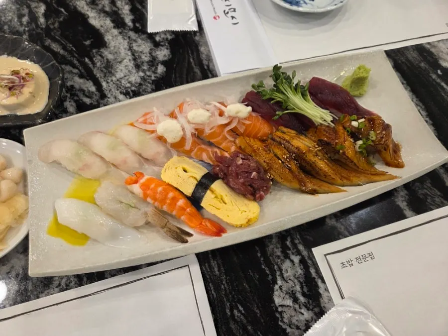 세트4 초밥 접시 클로즈업