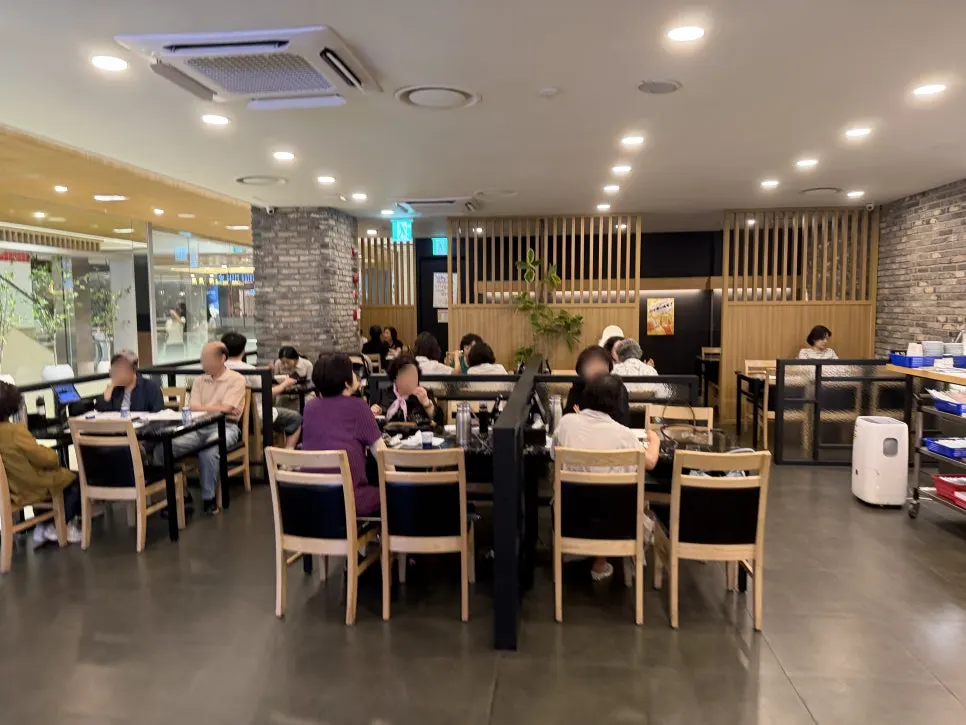 넓고 깔끔한 모시모시 롯데백화점 동래점 매장 내부