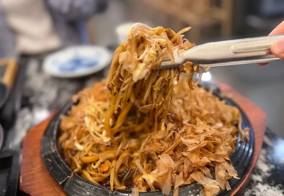 소스가 배인 해물야끼우동 면발 클로즈업
