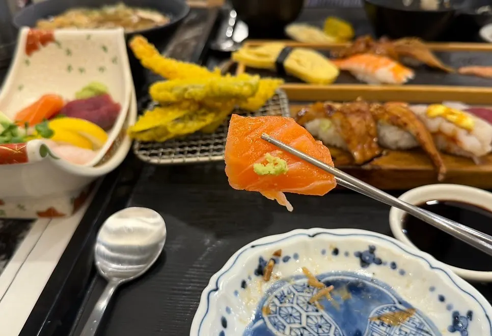 회한상에 담긴 회 접시