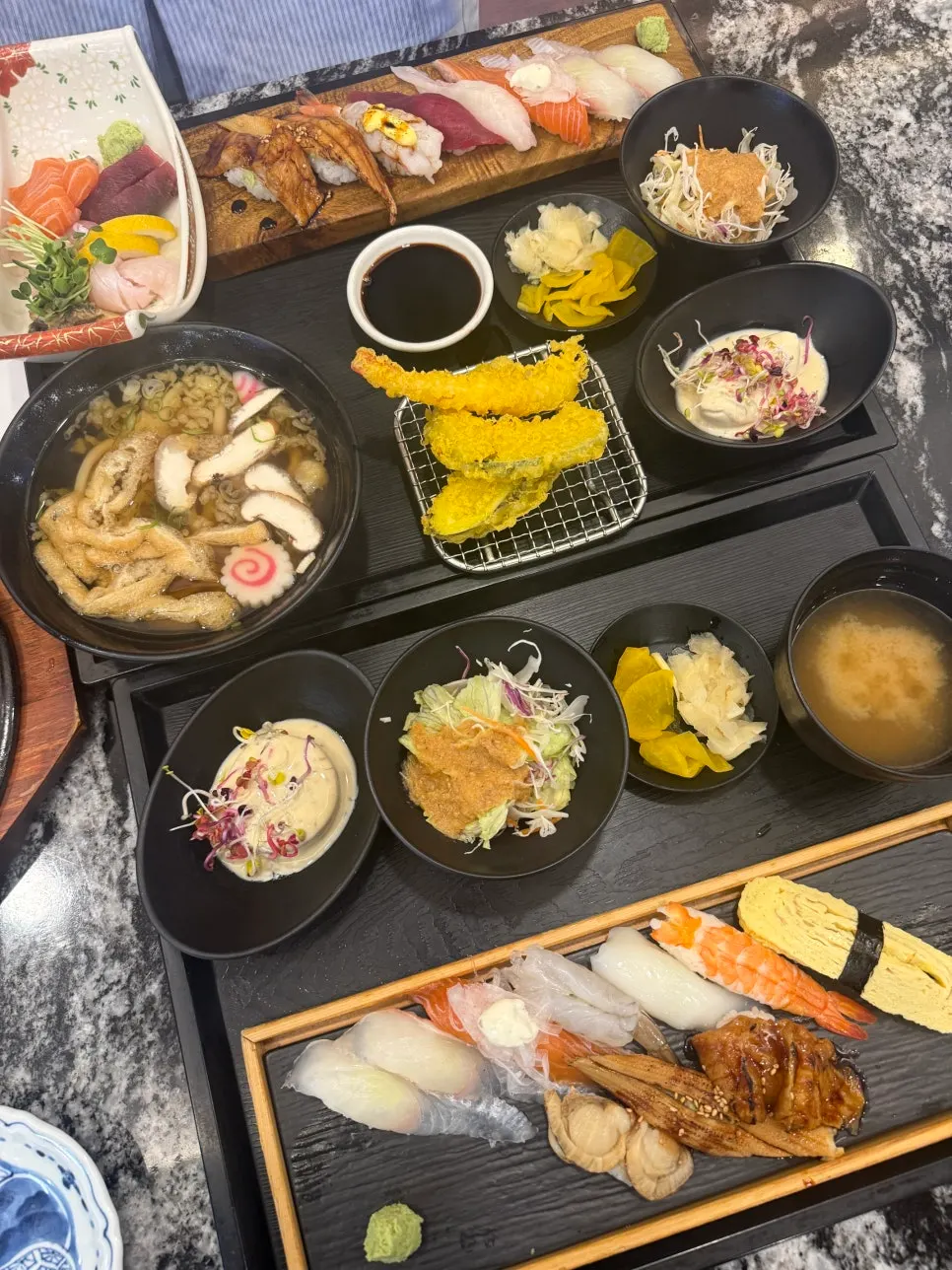 생선 초밥과 새우 초밥이 섞인 모둠초밥