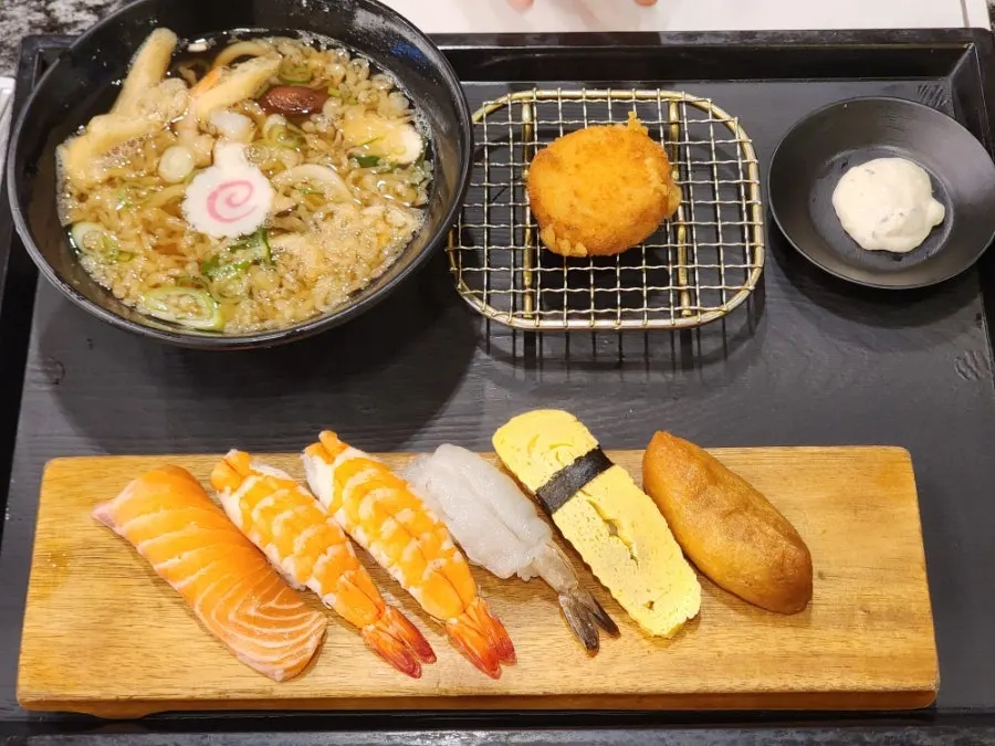 테이블에 차려진 스시 한상과 세트들