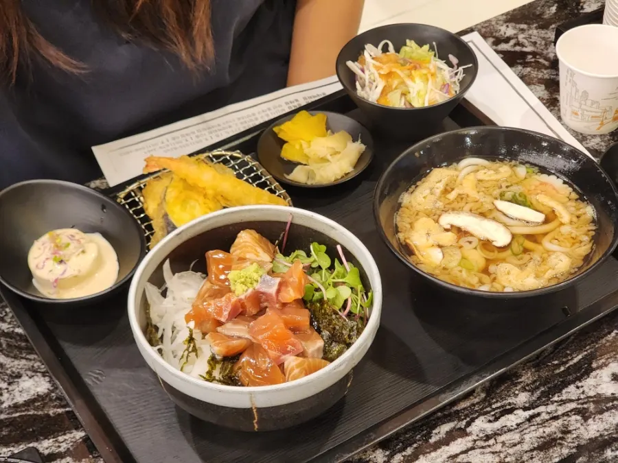 연어장 덮밥 한상 차림