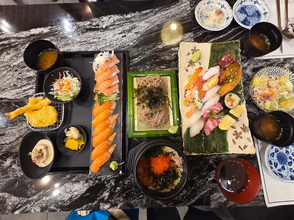 세트1번과 연어초밥 10P가 함께 차려진 테이블