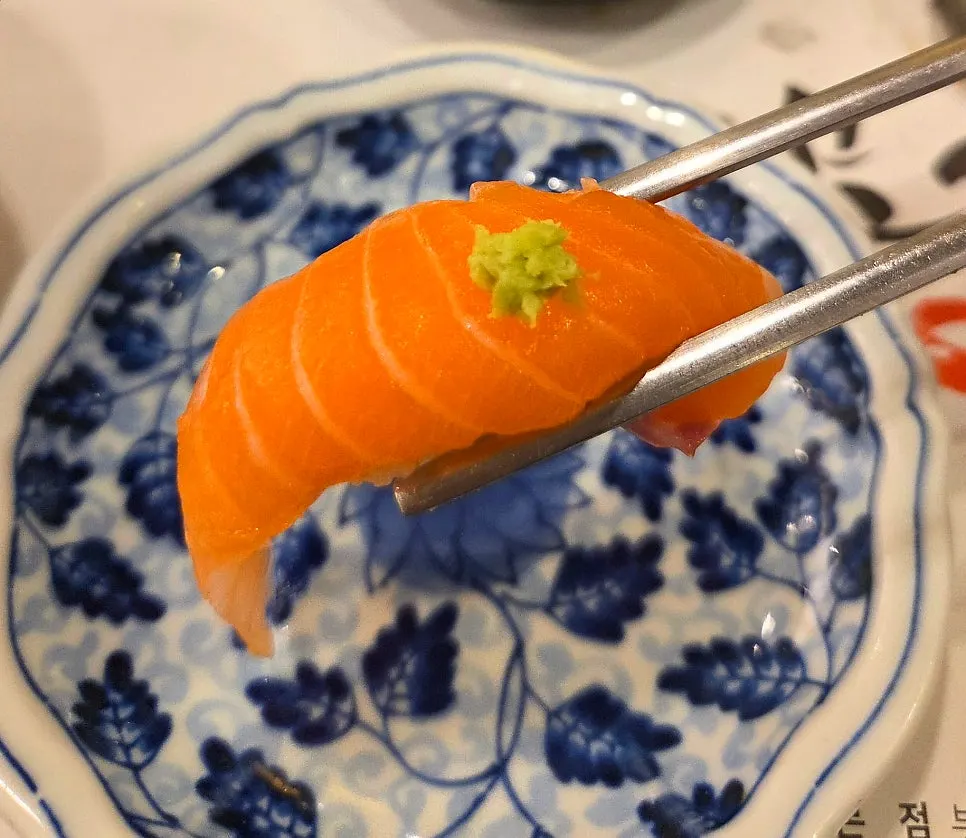 두툼하게 올라간 연어초밥