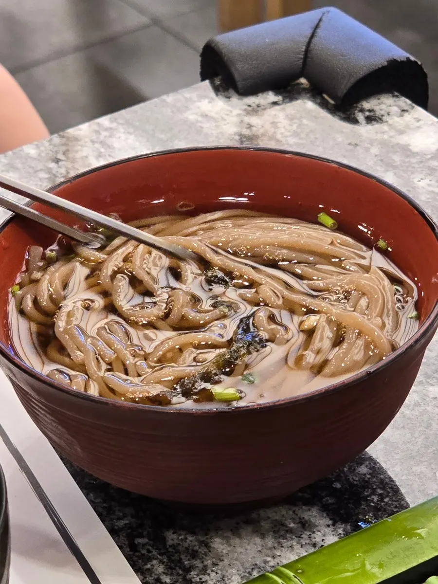 모시모시 스시 초밥 접시 클로즈업