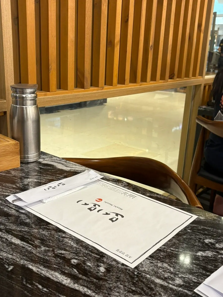 넓고 깔끔한 모시모시 스시 광복점 매장 내부