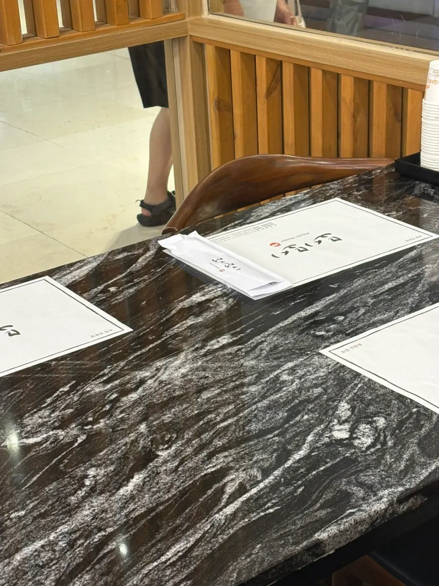 유모차도 이동 가능한 매장 테이블 간격