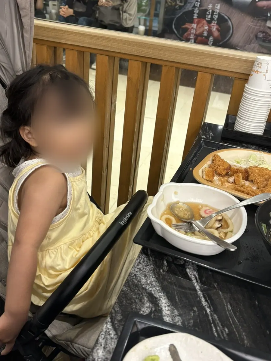 어린이 메뉴와 성인 초밥 세트를 함께 차린 한 상