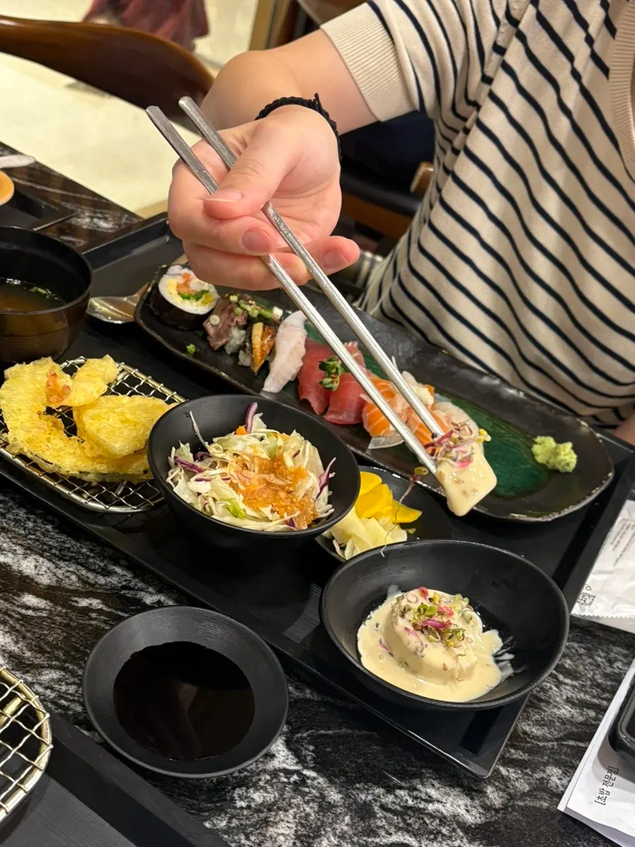 세트에 포함된 장어 초밥 근접 모습