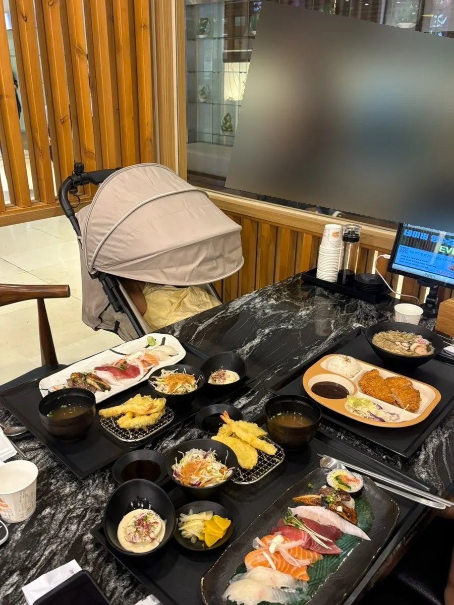 초밥과 샐러드, 어린이 메뉴로 채운 점심상