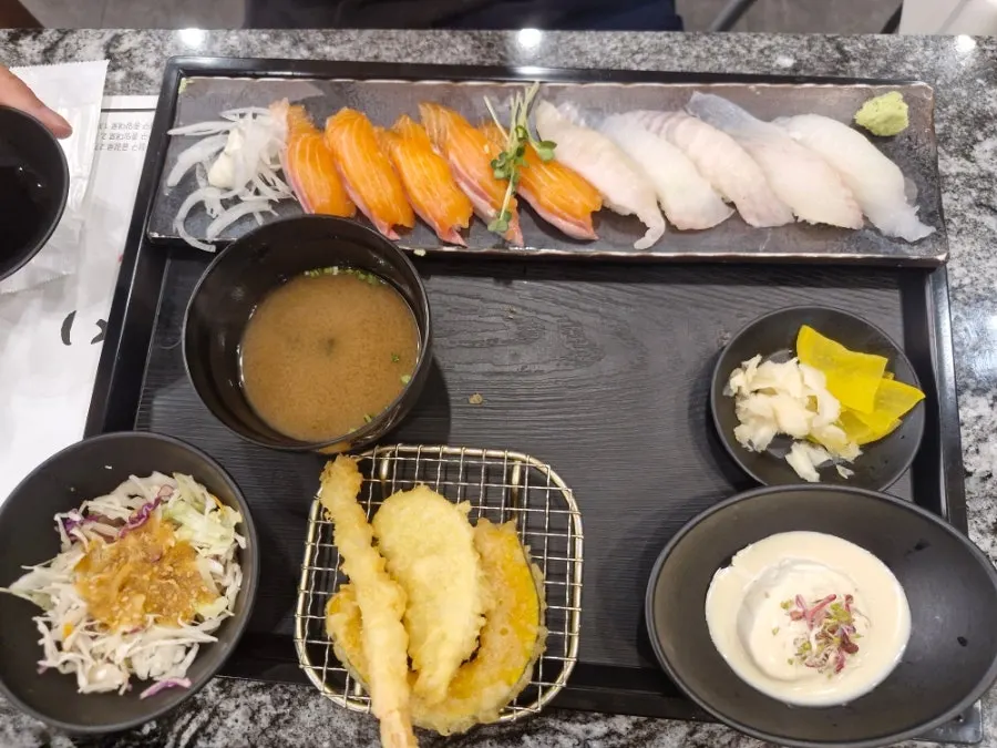 A meal set with tempura, salad and broth
