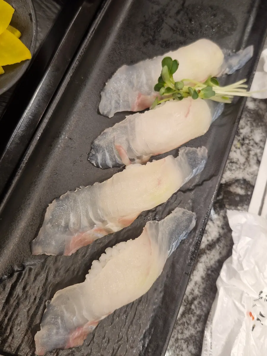 Thick à la carte halibut sushi, 5 pieces