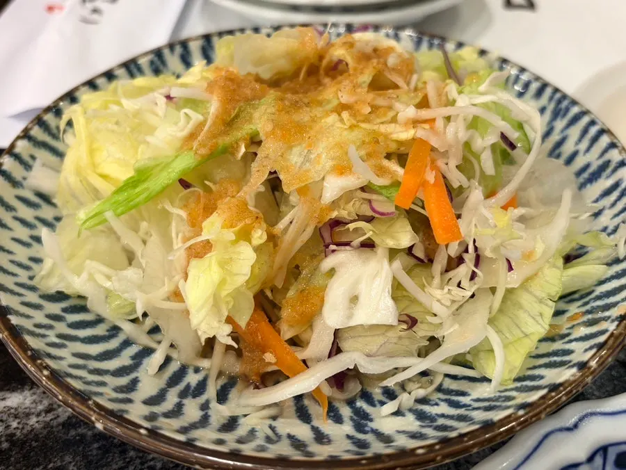 세팅된 테이블과 기본 밑반찬