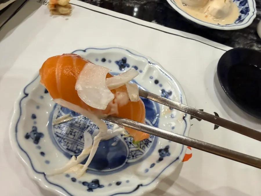 손질이 잘 된 전복 초밥