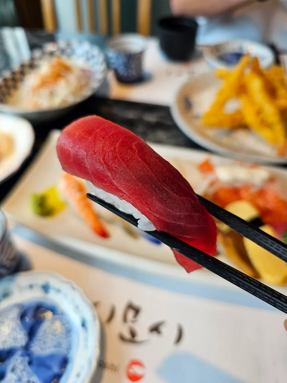 붉은빛 참치 초밥 클로즈업