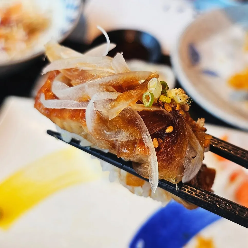 두툼한 네타의 초밥 한 점