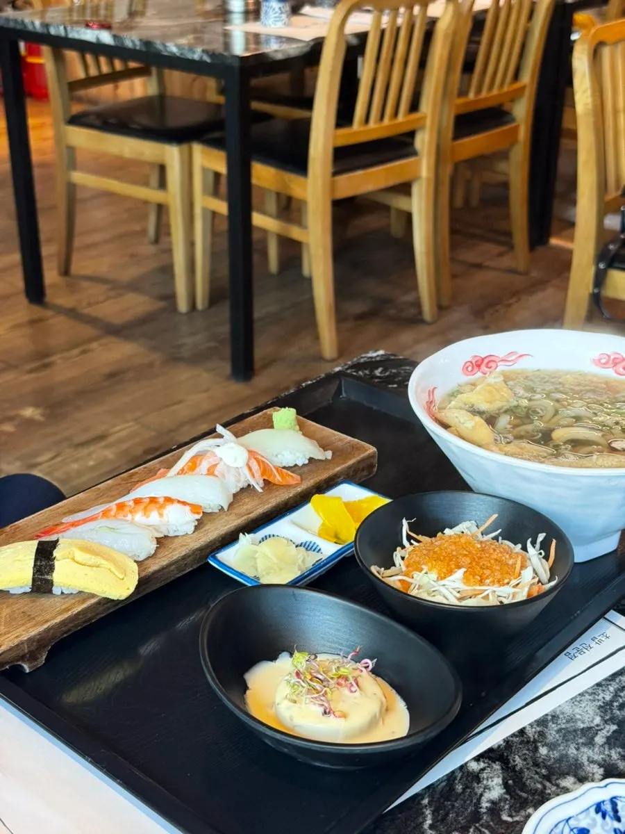 Six pieces of sushi from the Udon Han-sang set