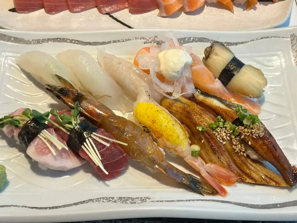 Omakase 12p with tempura and complimentary udon spread