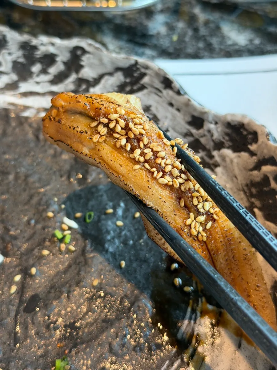 Lightly seared salmon sushi