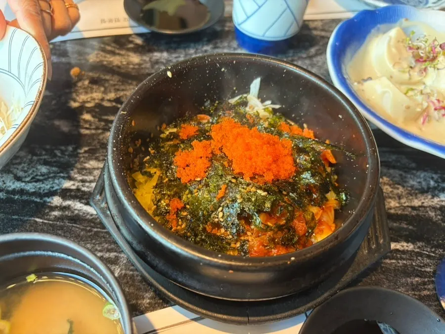점심시간 손님으로 찬 매장 분위기