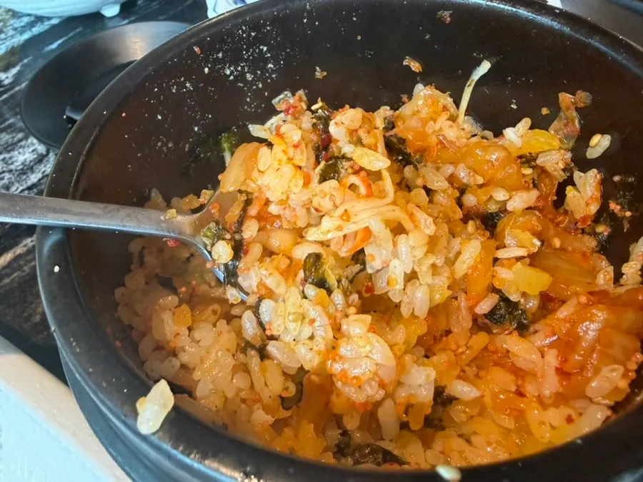 세트 메뉴가 차려진 테이블