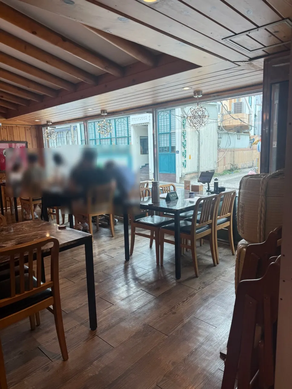 깔끔한 일식집 실내 테이블석