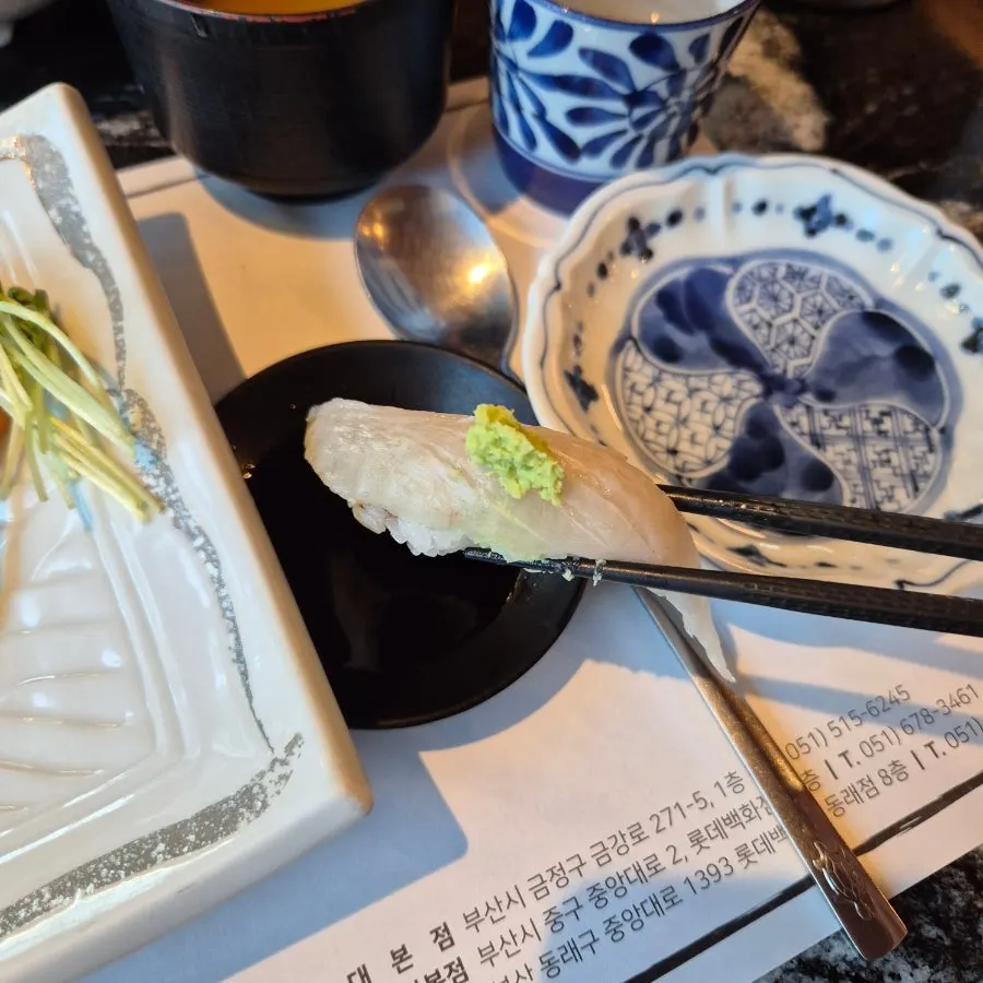Bite-sized sushi with soup