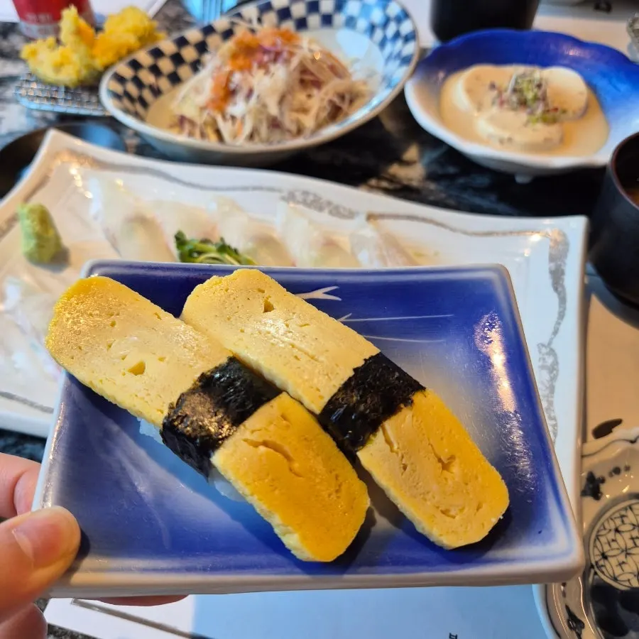 Egg sushi, 2 pieces, that kids enjoy