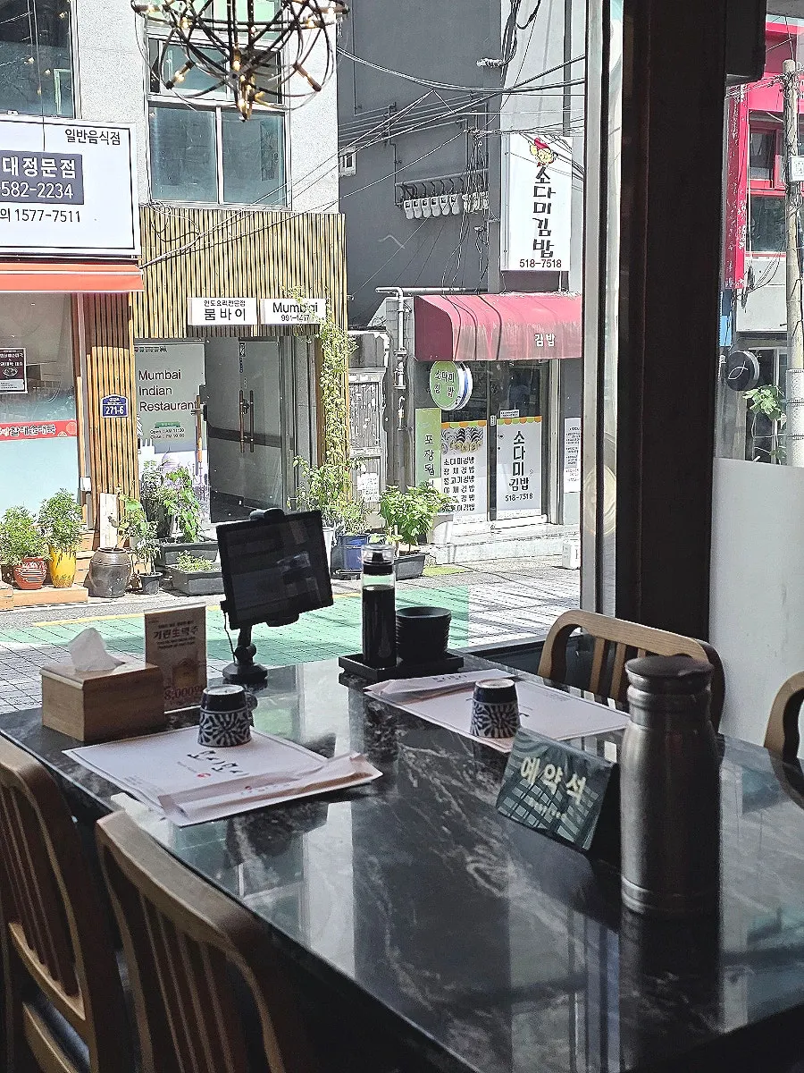 Notice by the entrance stating no Japanese seafood is used