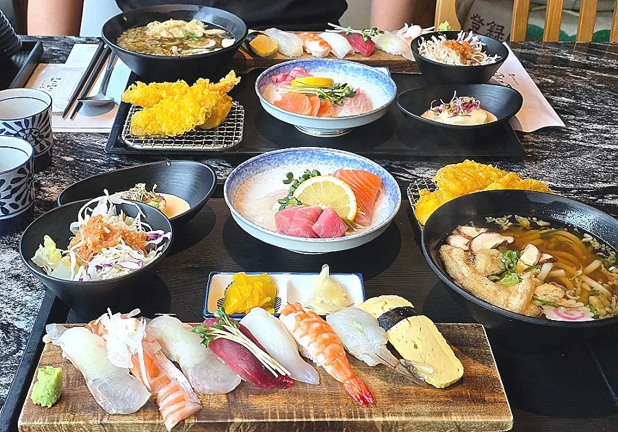 Full spread of the hoehansang set