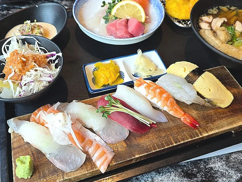 Plate of 8 sushi pieces from the hoehansang set
