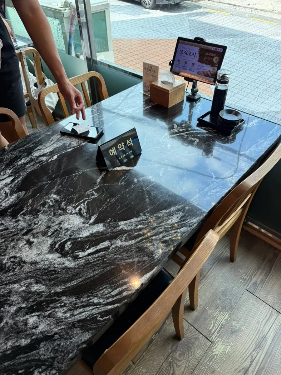 Window table for four