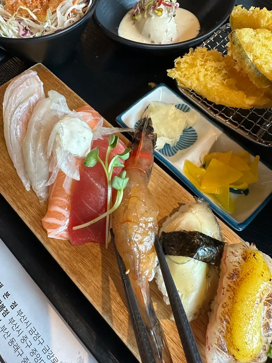 8 pieces of sushi from the upgraded Sushi Set