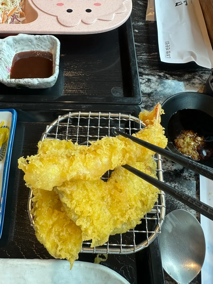 Three pieces of shrimp, sweet potato, and pumpkin tempura