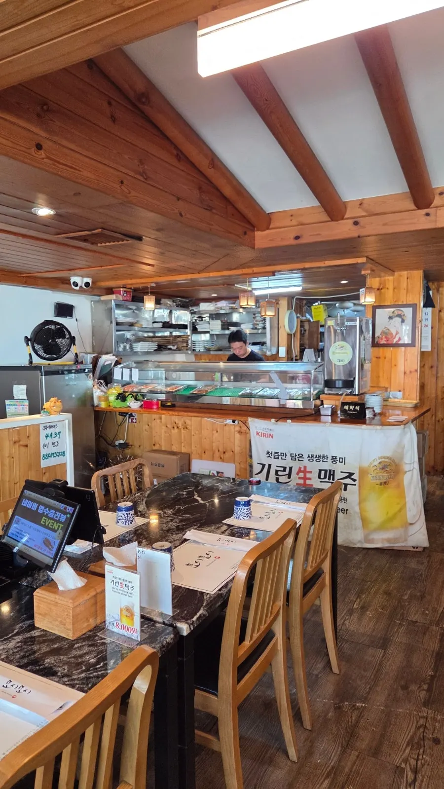 모시모시 부산대점 우드톤 내부