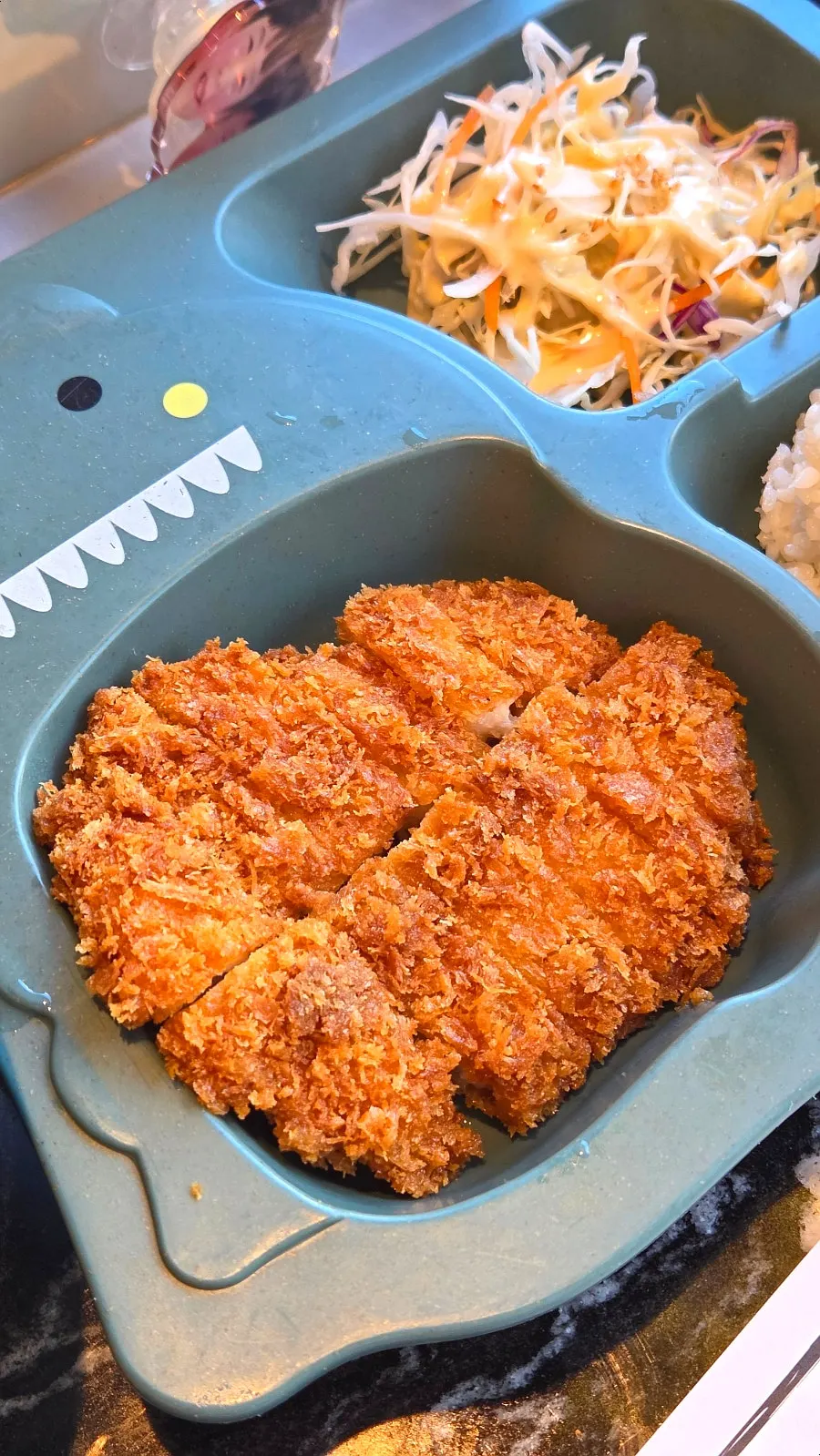 초밥과 아이 메뉴가 함께 놓인 가족 상차림
