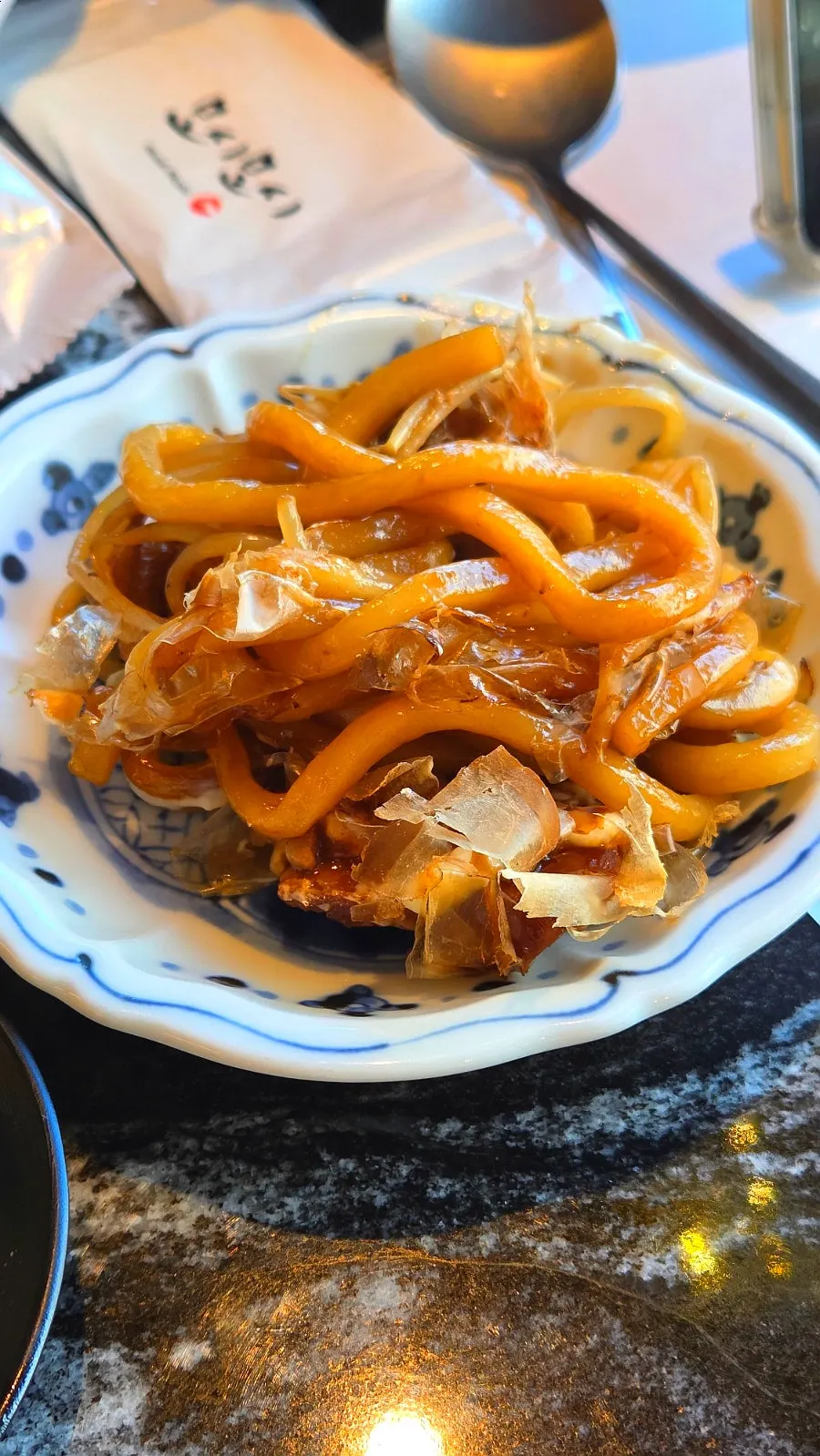 숙주나물을 올린 차슈 접시