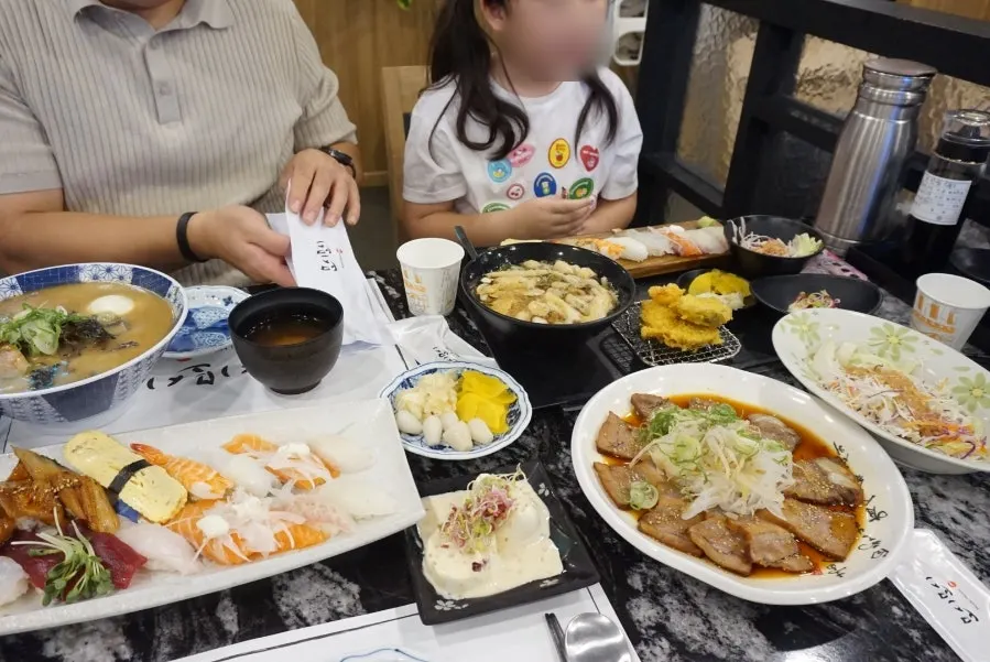 샐러드와 두부, 단무지 생강 기본 찬