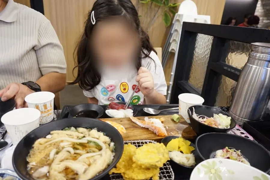 테이블에 차려진 스시 한상 구성