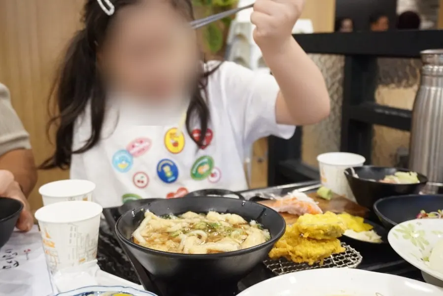 초밥과 곁들임이 함께 놓인 테이블