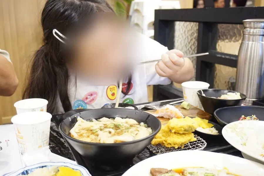 세트 구성의 반찬과 초밥
