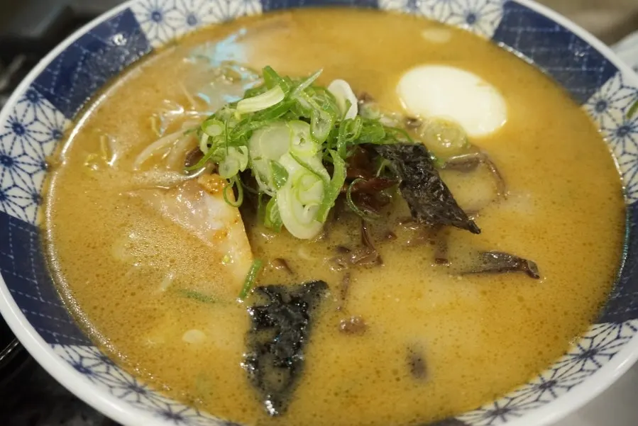 큰 사발에 담겨 나온 우동