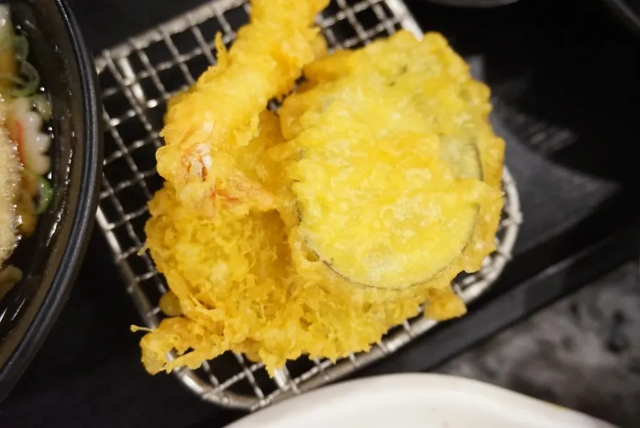 라멘과 차슈를 함께 담은 모습